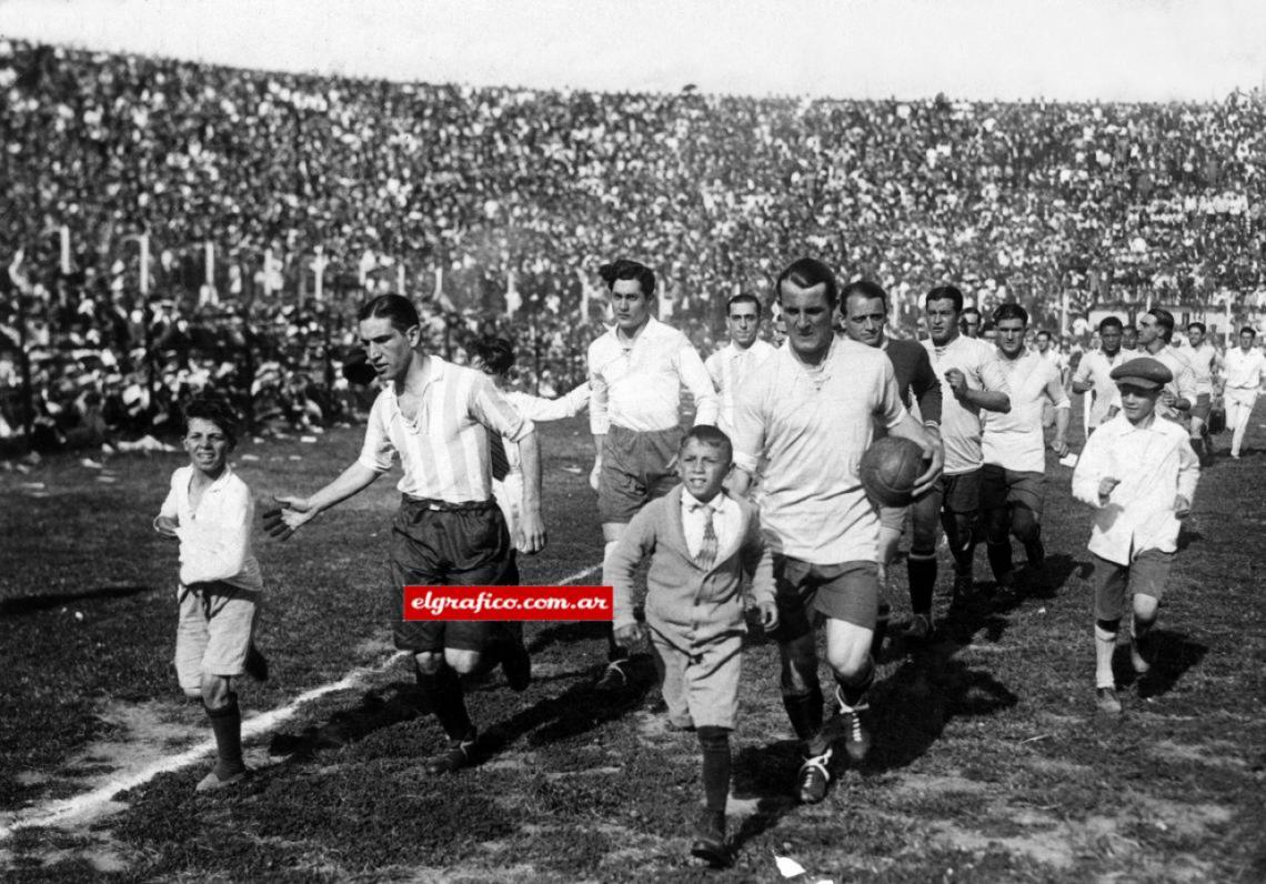 Imagen Los teams argentino y uruguayo, formando dos filas, hacen su entrada al field de San Lorenzo, y el público estalla en una clamorosa ovación, agitando pañuelos y sombreros. Es el primer desborde de entusiasmo después de una contenida agitactón por conocer el resultado de la última Iucha por el Campeonato Sudamericano 1929.