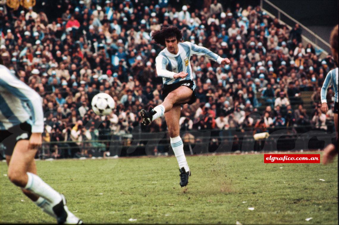 Imagen Un hombre del pasado reciente, un contemporáneo que ilustra sobre el desgaste que produce el paso del tiempo cuando el jugador se estaciona y frena su evolución. El Mario Kempes del Mundial '78 era delantero para cualquier época. El Mario Kempes del Mundial '82 no estaba para una competencia de ese nivel y tampoco podía resolverle problemas a River.