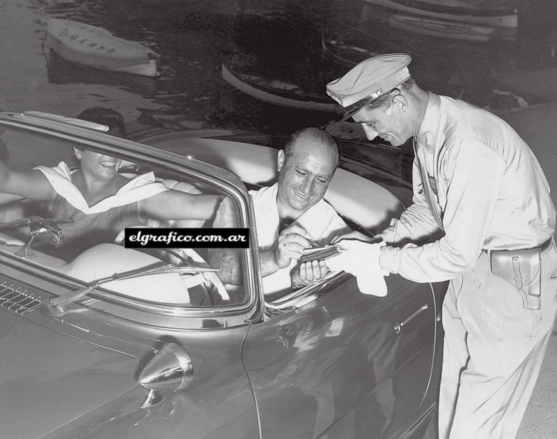 Imagen El Chueco Fangio: todo un estilo, dentro y fuera de las pistas. La amabilidad en el autógrafo firmado a un policía italiano, ya retirado, en octubre del ’60.
