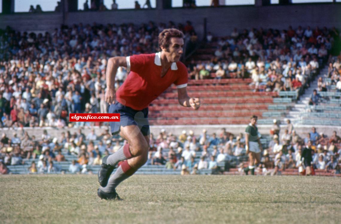 Imagen Jugó en Independiente entre 1966 y 1972. Luego fue transferido al Mónaco, donde jugó hasta 1976.
