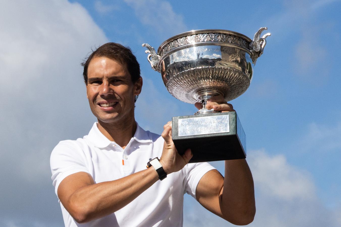 Imagen Rafael Nadal, con la Copa de los Mosqueteros al borde del Río Sena.