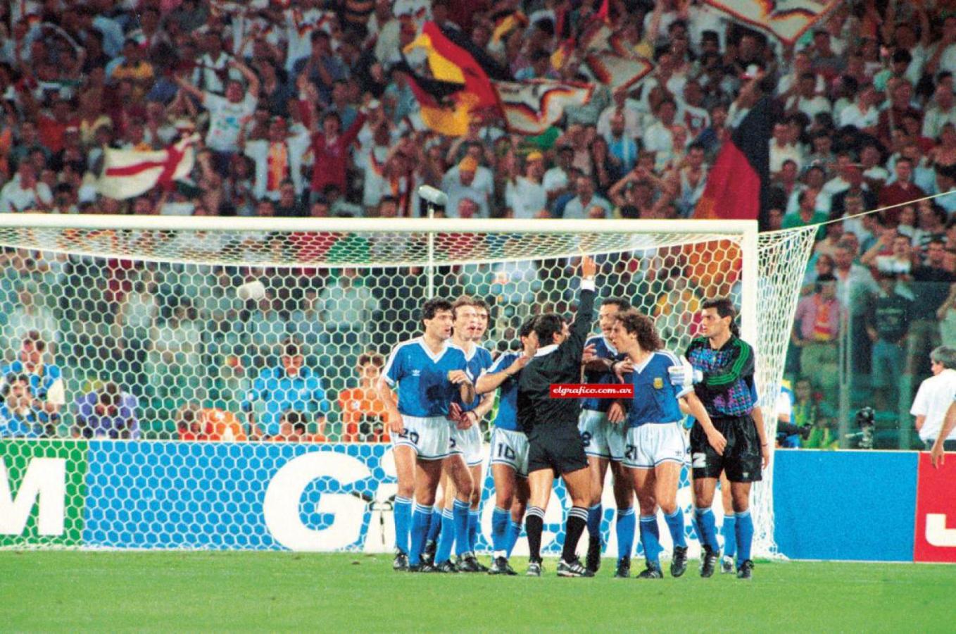 Imagen Maradona encabeza el enérgico reclamo a Codesal luego del penal de Sensini en la final del Mundial 90