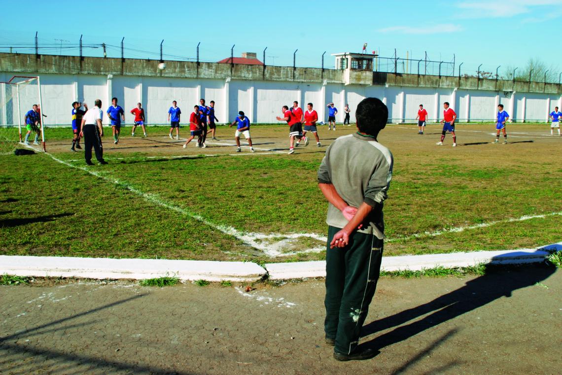 El técnico observa a su equipo desde un costado, en la Unidad 9 de La Plata.