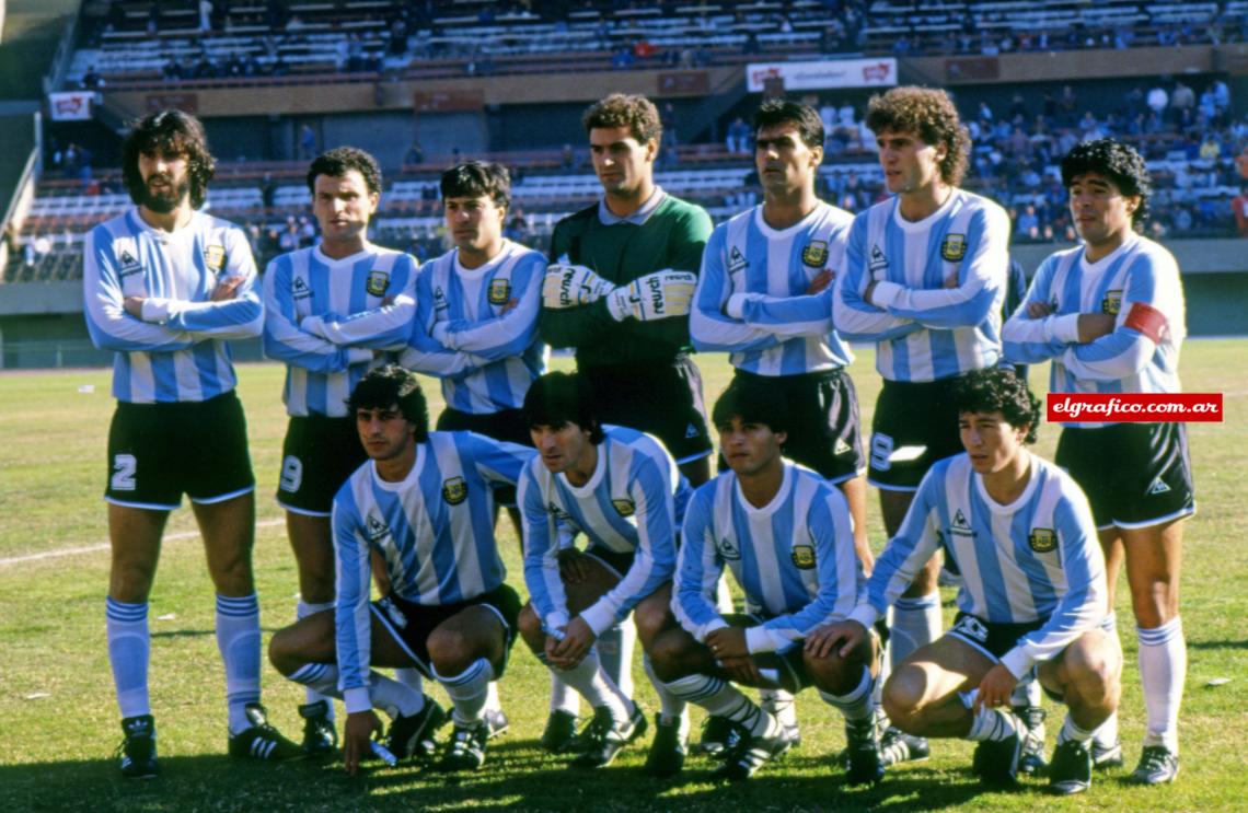 Imagen Arriba: Batista, Cucciufo, Olarticoechea, Islas, Brown, Ruggeri y Maradona. Abajo: Giusti, Alfaro, Percudani y Tapia.