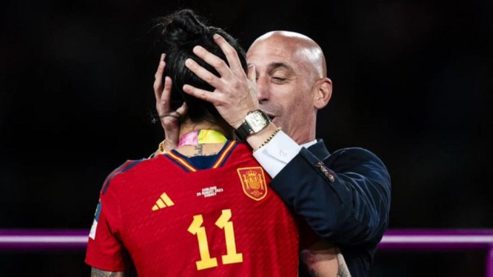 Imagen Luis Rubiales y el momento del beso no consentido.