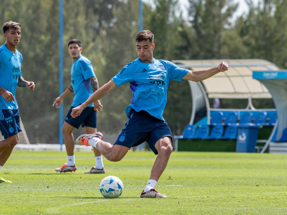 Imagen Aaron Anselmino viajó a Londres para sumarse a Chelsea y quedó desafectado.
