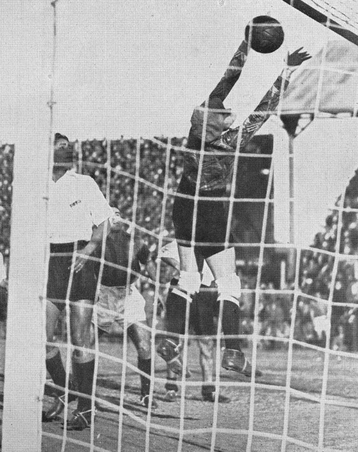 Una jugada que fue discutida. Arrieta ejecutó un tiro libre hacia el arco rival. Constantino entró en acción, pero falló en su propósito de apoderarse de la ball, la cual siguió su trayectoria en dirección a la valla; en ese instante el arquero imprimió a su cuerpo un rápido giro que le permitió alejar la pelota, cuando, según Cavadini, que se halla junto al poste, y mucho: espectadores, aquélla ya había traspuesto la línea del goal.