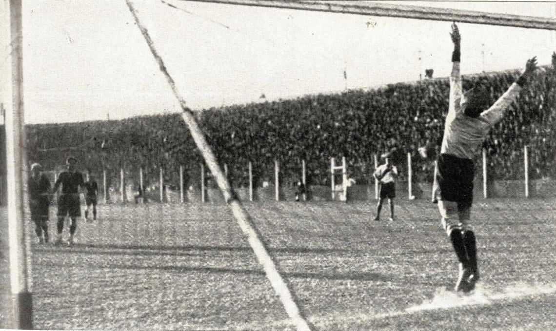 Imagen POR hand de Fazio, el árbitro acordó un penal a favor de River Plate. El tiro libre fué ejecutado por Bernabé Ferreyra en forma alta y hacia el centro del arco, con gran violencia. Bello, en un esfuerzo magnífico desvió la pelota al corner.