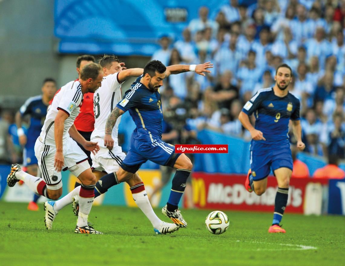 Imagen Pocho Lavezzi, de buen primer tiempo, escapando ante la marca de dos alemanes.