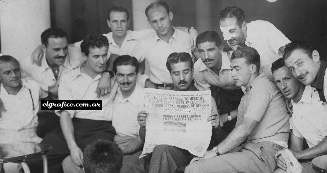 En la concentración de Guayaquil… Las caras que no se olvidan… Loustau, Di Stéfano, Marante, Perucca, el ¨Tucho¨ leyendo ¨Crítica¨, Pescia, Oscas Sastre, Diano, Pontoni, Moron, Sobrero…