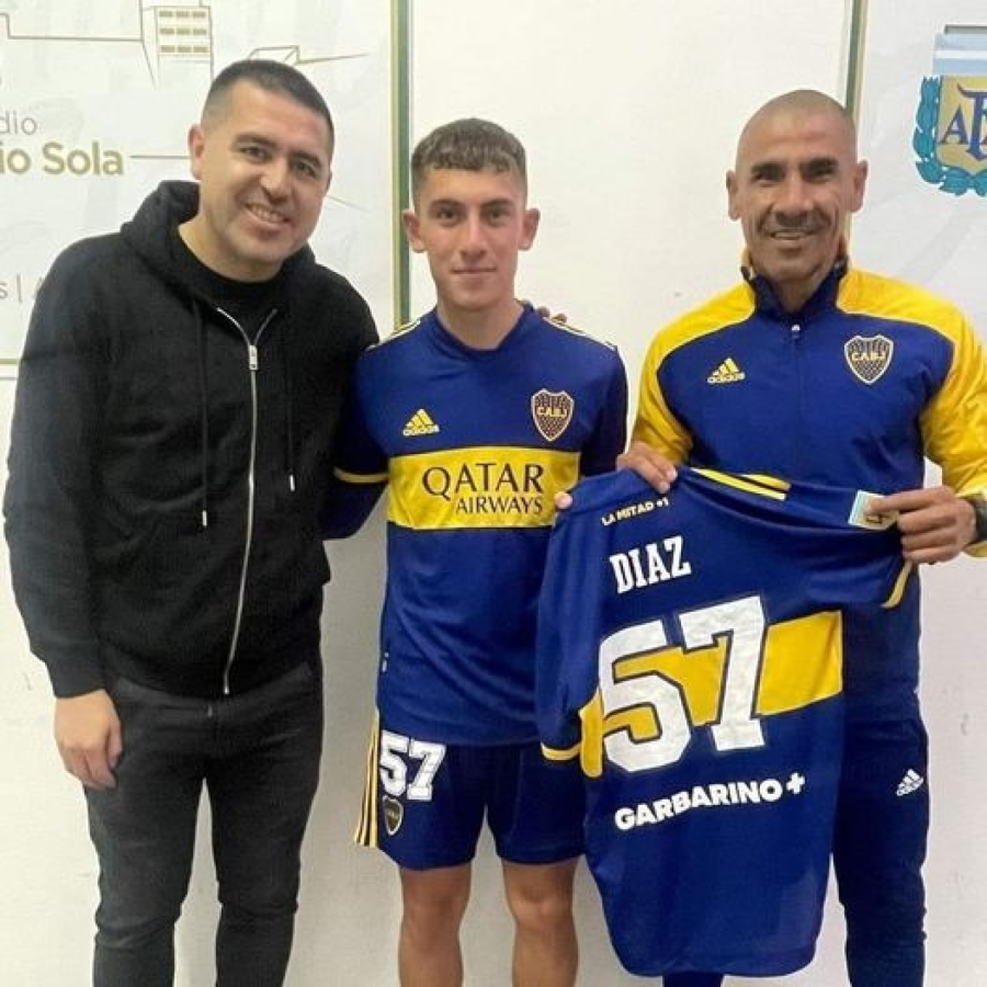 Imagen Tomás Díaz posa con el Cata y Juan Román Riquelme.