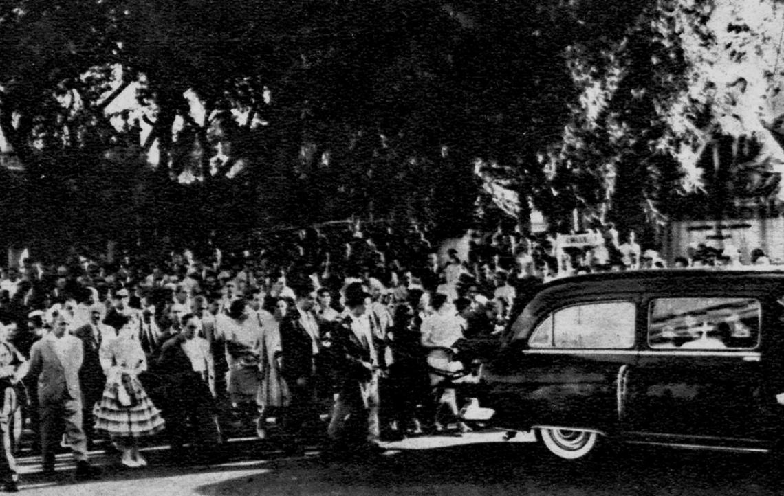 Imagen Llega a la Chacarita un ilustre huésped al que acompaña una multitud, la que cosecha en amistades una vida como la de Frascara.