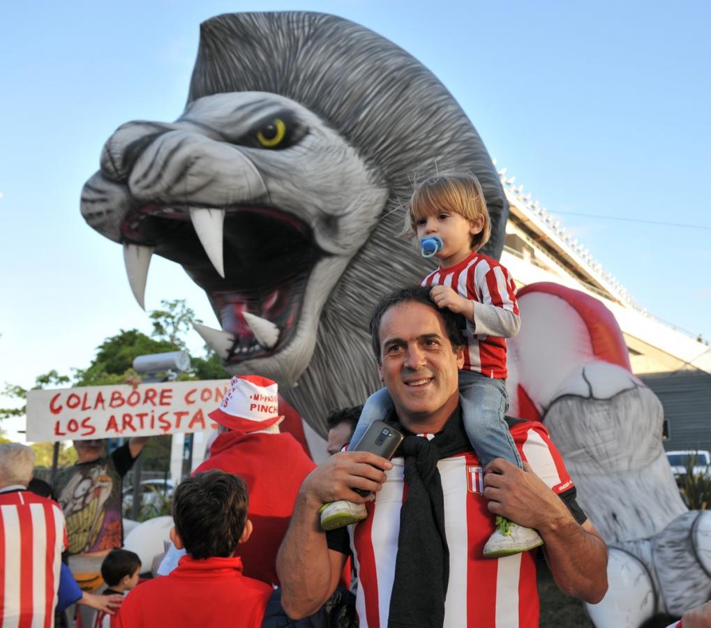 Las inmediaciones del estadio fueron una fiesta.