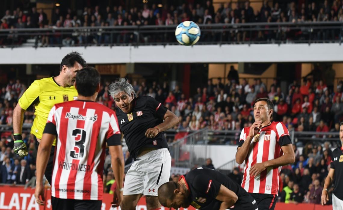 Imagen Córner para el equipo que vestía de negro, el público pidió que Chiquito Bossio vaya al área, el arquero cumplió con el pedido y rememoró un gol histórico, el suyo frente a Racing.