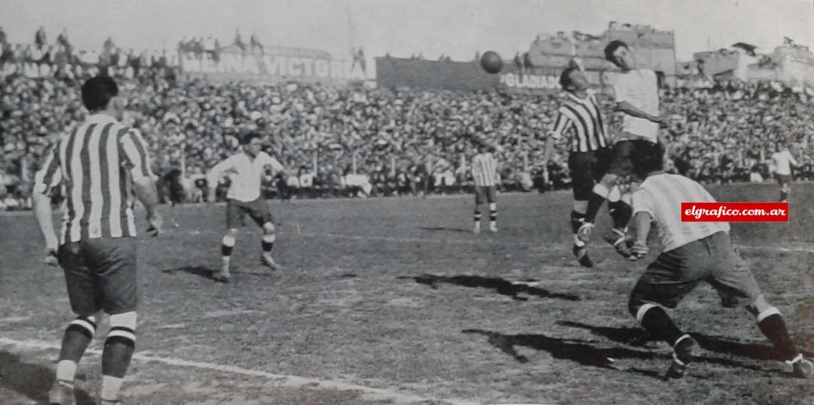 ARGENTINA 2 - PARAGUAY 0. El peligroso centre-forward argentino Irurieta haciendo un pase oportunísimo de cabeza, apremiado por el centre-half Díaz, jugador que se desempeñó bruscamente.