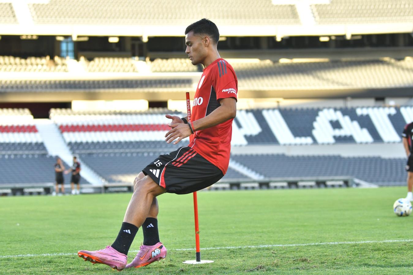 Imagen Vera, listo para volver en River tras ausentarse del duelo ante AAAJ por suspensión.
