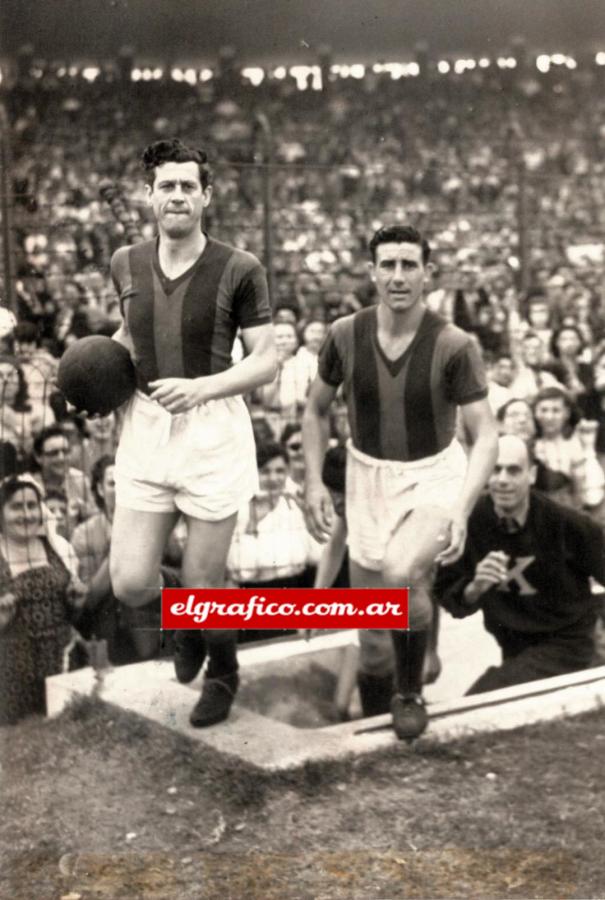 Imagen Angel Zubieta fue un emblema de San Lorenzo donde jugó entre 1939 y 1952. Fue el capitán en el equipo campeón de 1946. Junto con él surge del túnel Orlando González.