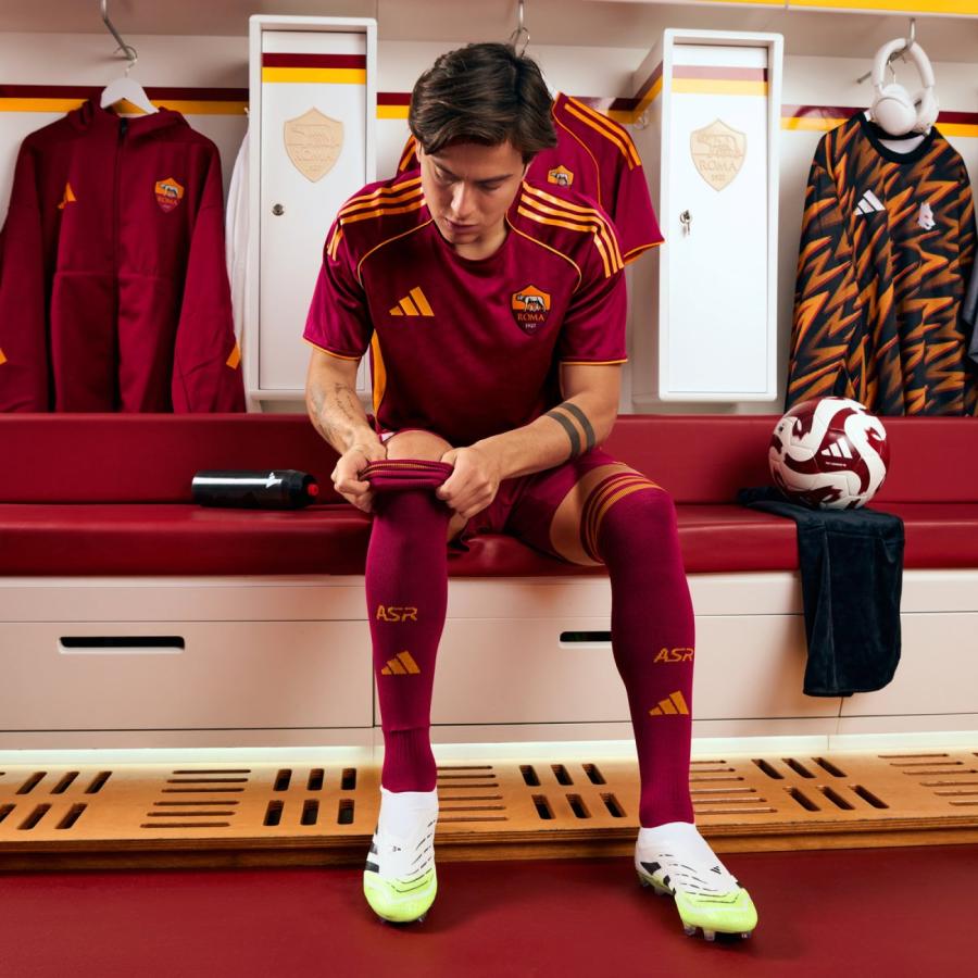 Imagen Dybala, modelo de la nueva casaca de Roma.