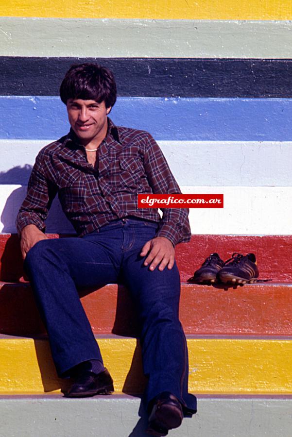Imagen Con un look propio de la época. Olarticoechea jugó en Racing, River, Boca, tres grandes del fútbol argentino.