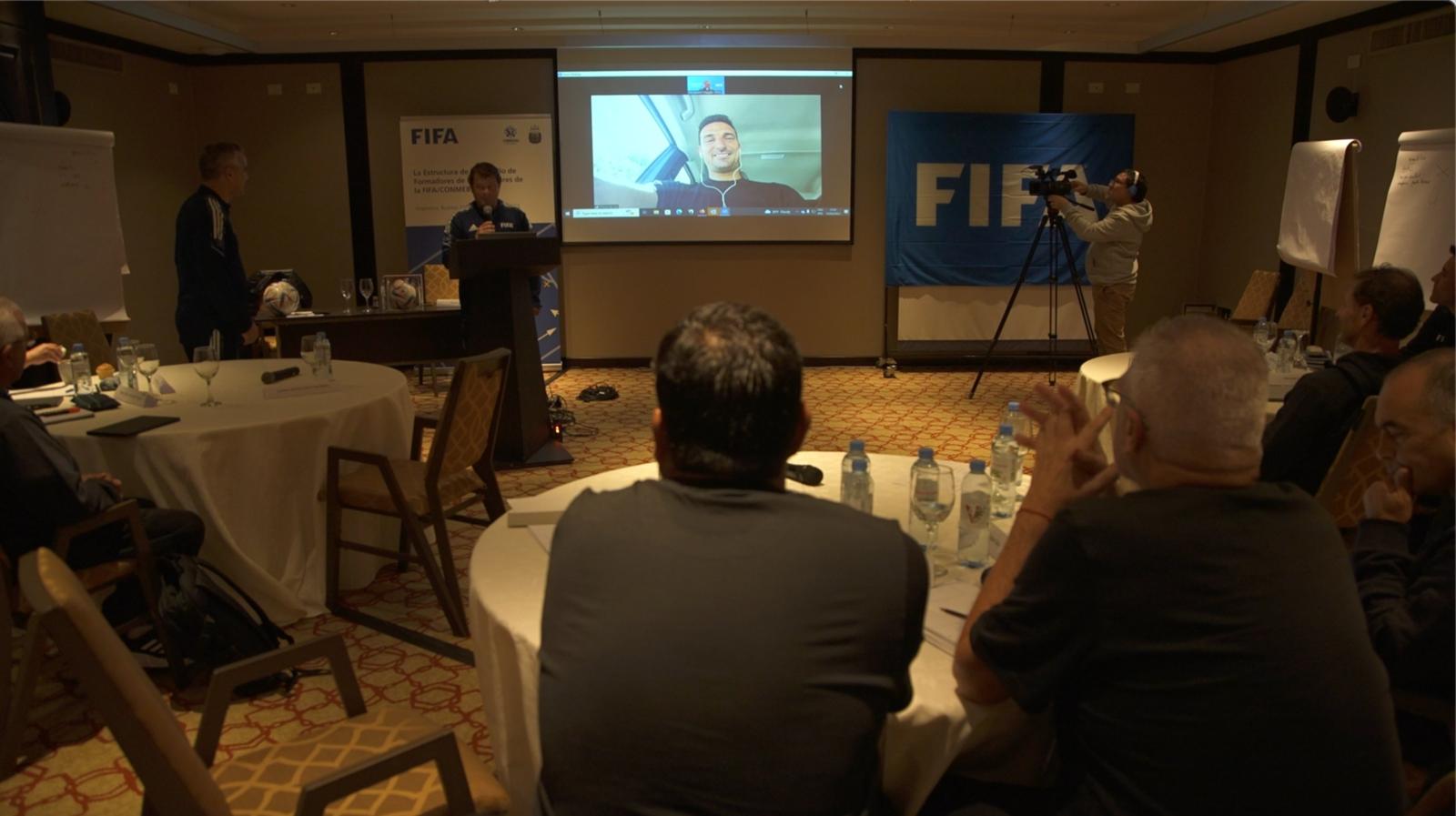 Imagen Distendido y con una gran sonrisa, Lionel Scaloni participó del evento de manera virtual. Foto: FIFA