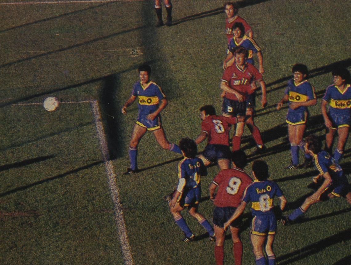 Imagen Minuto 75. La gran oportunidad de Independiente para ganar el partido. Tiro libre de Clausen. Cabezazo de Rogelio Delgado entre Musladini y Medina, a siete metros del arco. Inminencia de gol.