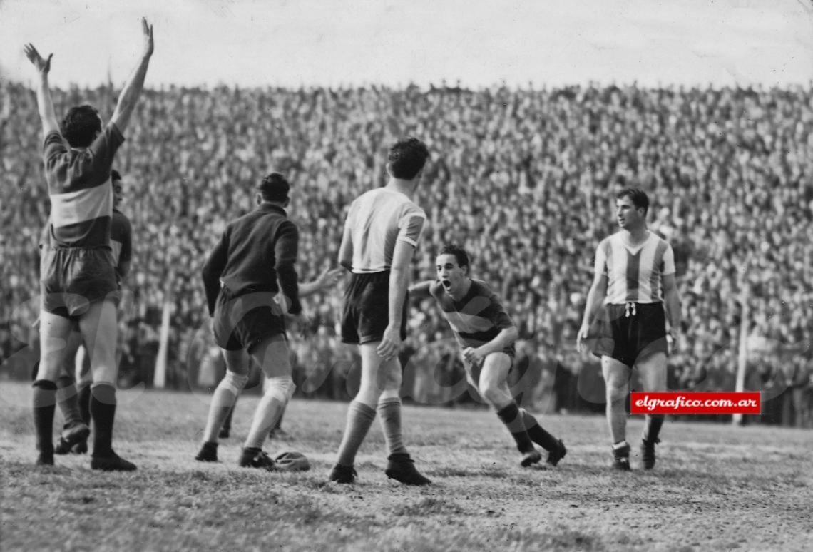 Imagen Juan Carlos "Toto"Lorenzo de Boca , festejando un gol frente a Racing de Boyé. Lo sufre Salomón.