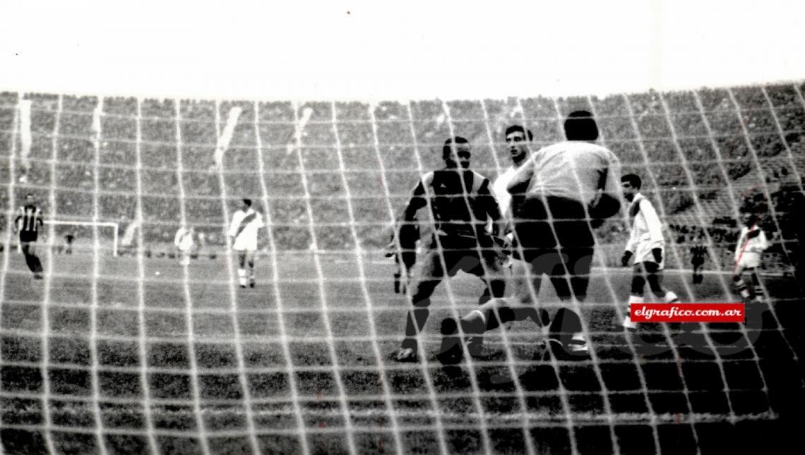 Imagen En el desempate de la final de la Libertadores en Chile. Frente a Amadeo con quien tuvo un duelo personal, del que salió ampliamente triunfador. La final de la Libertadores 1966 se definió con un partido de desempate entre River y Peñarol en Chile. River ganaba 2 a 0 (Solari y Daniel Onega), pero Peñarol lo empató (Spencer y Abbadie) definiéndose en un alargue donde se impuso el equipo uruguayo, con goles de Pedro Rocha y otra vez Spencer. Fue una de las mayores hazañas en la historia de la Libertadores.