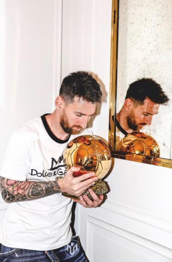 Imagen Leo y el Balón de Oro. Tiene siete de esos en su casa. Locura absoluta.