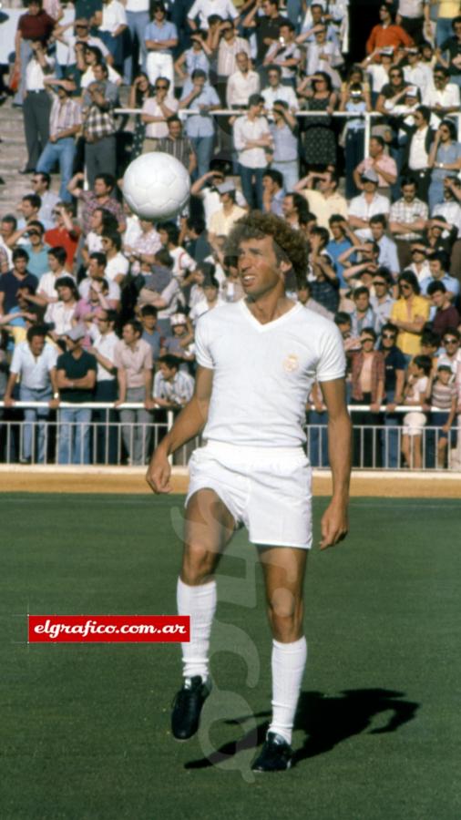 Apremiado por sus deficientes desempeños en la última temporada, el Real Madrid se lanzó a la búsqueda de nuevas figuras para tratar de renovar su equipo.