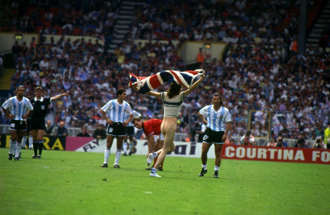 Imagen Unos intrusos invaden el campo de juego de Wembley. Mohamed mira desconcertado.