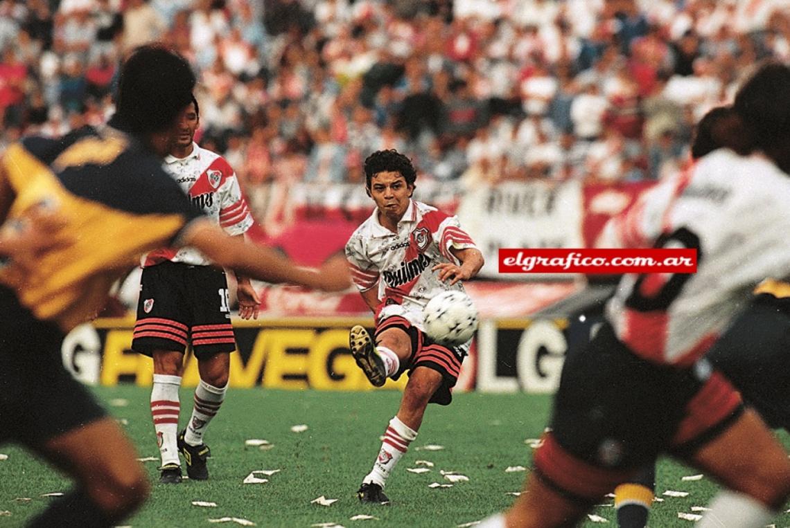 Gallardo, su pasado en River y el pie derecho sensible que acaricia la pelota.
