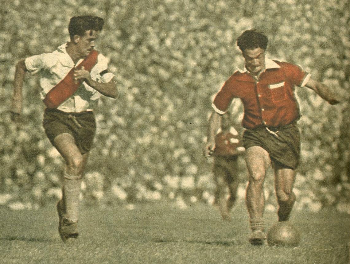 Imagen Spada le sale al paso a Grillo, el habilidoso insider rojo. Las alas del quinteto ofensivo local se mostraron muy ágiles, y cuando River decayó aumentaron el ritmo de juego, cargando incesantemente hasta conseguir un empate que parecía imposible y que a Independiente le significó toda una hazaña y un puntito.