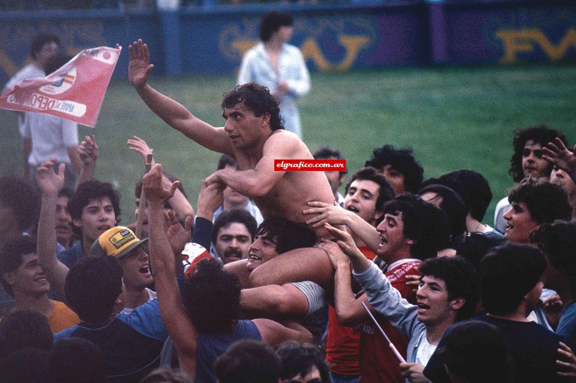 Imagen El reconocimiento de la hinchada para un hombre clave en el ascenso, Donaires.