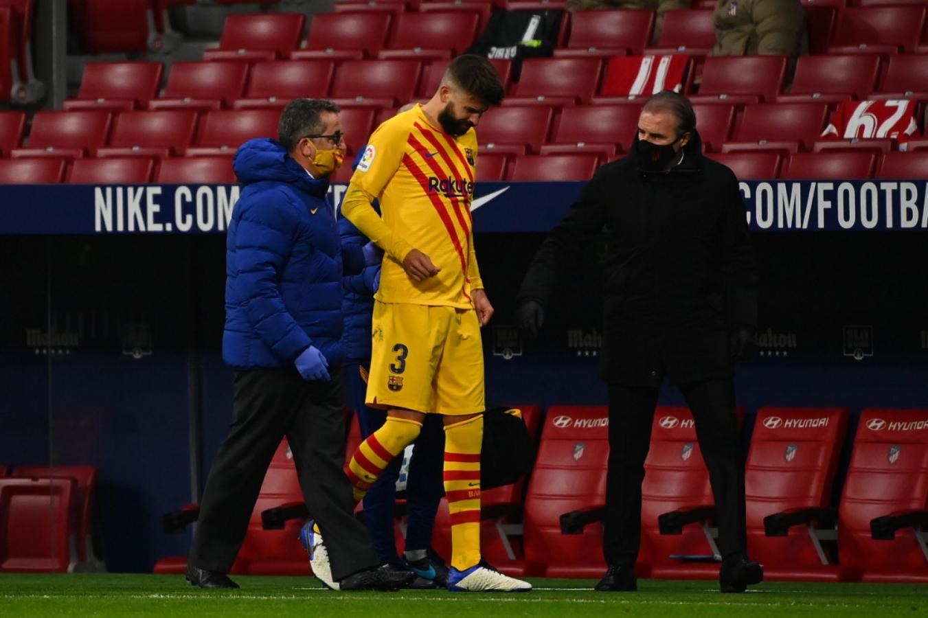 Imagen Piqué se retira entre lágrimas y con mucho dolor. Podría ser una rotura de ligamentos cruzados... Foto: Gabriel Bouys (AFP)