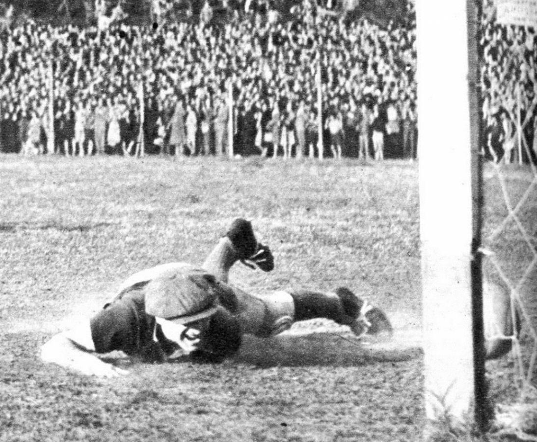 Imagen Al minuto de haber conquistado el empate, Newell's se colocó en ventajas mediante un remate de Buján recogido de un centro de Moyano. La fotografía pone de relieve el esfuerzo de Quatrocchi, ya vencido, por evitar el gol. 