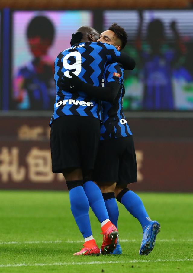 Imagen El abrazo de los goleadores. Inter es puntero, en gran parte, gracias a ellos dos.