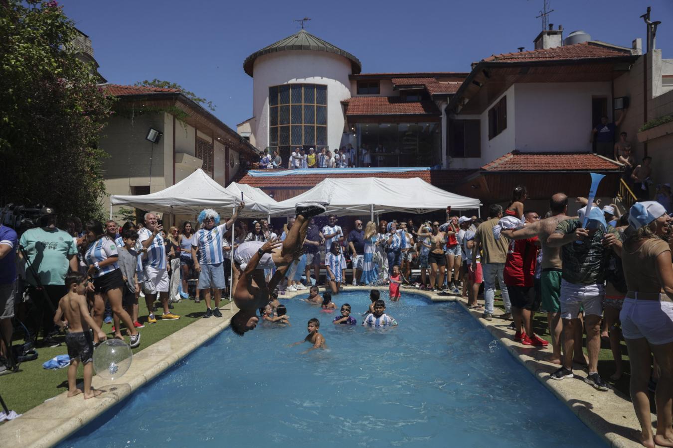 Imagen Festejos en la casa donde vivió Diego Maradona en Devoto (TOMAS CUESTA / AFP)