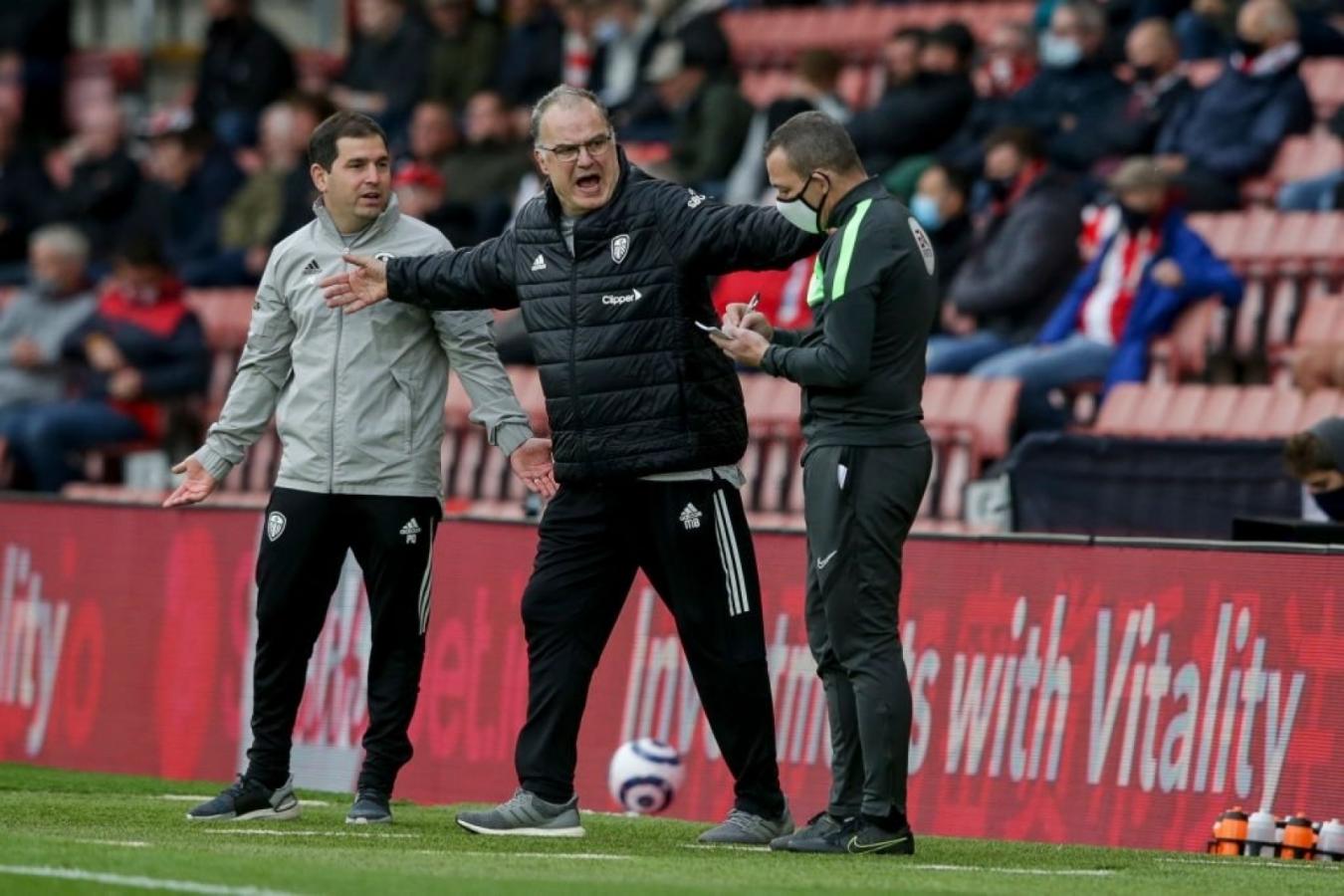 El Loco reclama un fallo arbitral con efusividad. Leeds quedó octavo en la Premier League tras una brillante campaña.