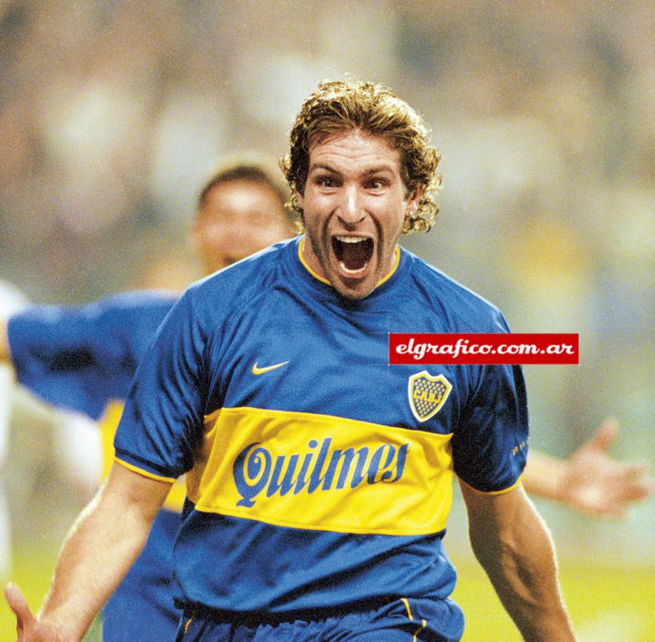 Imagen 2000. Después de varios meses de inactividad, vuelve Palermo frente a River por la vuelta de los cuartos de final de la Copa Libertadores 2000 y convierte el gol que clasificaba a Boca semifinales 