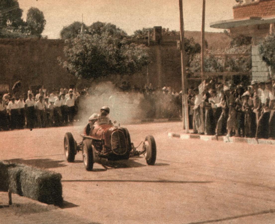 Jesús R. Iglesias, que aparece saliendo de una curva en ángulo recto, se clasificó en el segundo lugar de la prueba decisiva, el mismo puesto que ocupara en la serie de fuerza libre.