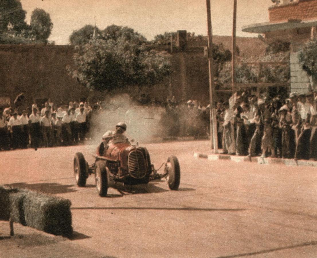 Imagen Jesús R. Iglesias, que aparece saliendo de una curva en ángulo recto, se clasificó en el segundo lugar de la prueba decisiva, el mismo puesto que ocupara en la serie de fuerza libre.