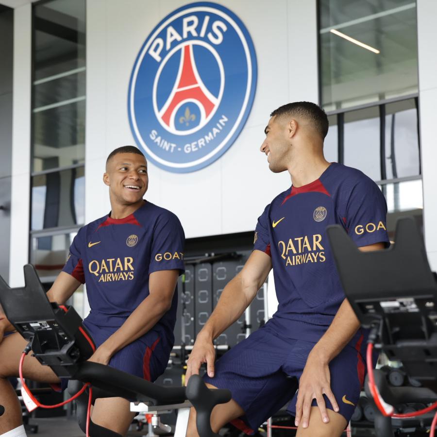 Imagen Mbappé, este lunes, al sumarse al plantel de PSG.
