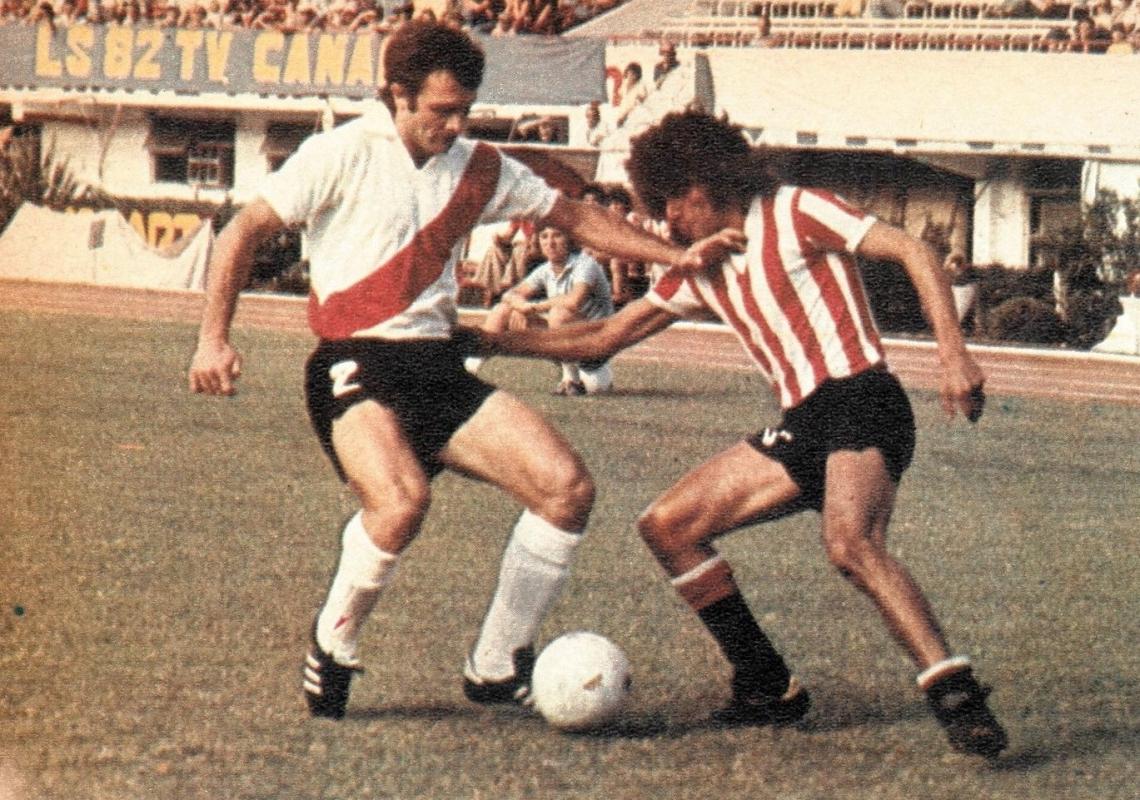 Imagen Dueño de la pelota, frente a Benito, en el primer partido del Metropolitano con Estudiantes de La Plata. Perfumo retornaba oficialmente a los campeonatos de la AFA. 37 fechas después era campeón... 