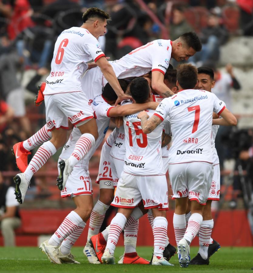 Todos a festejarlo con Barrios, un gol muy especial para él