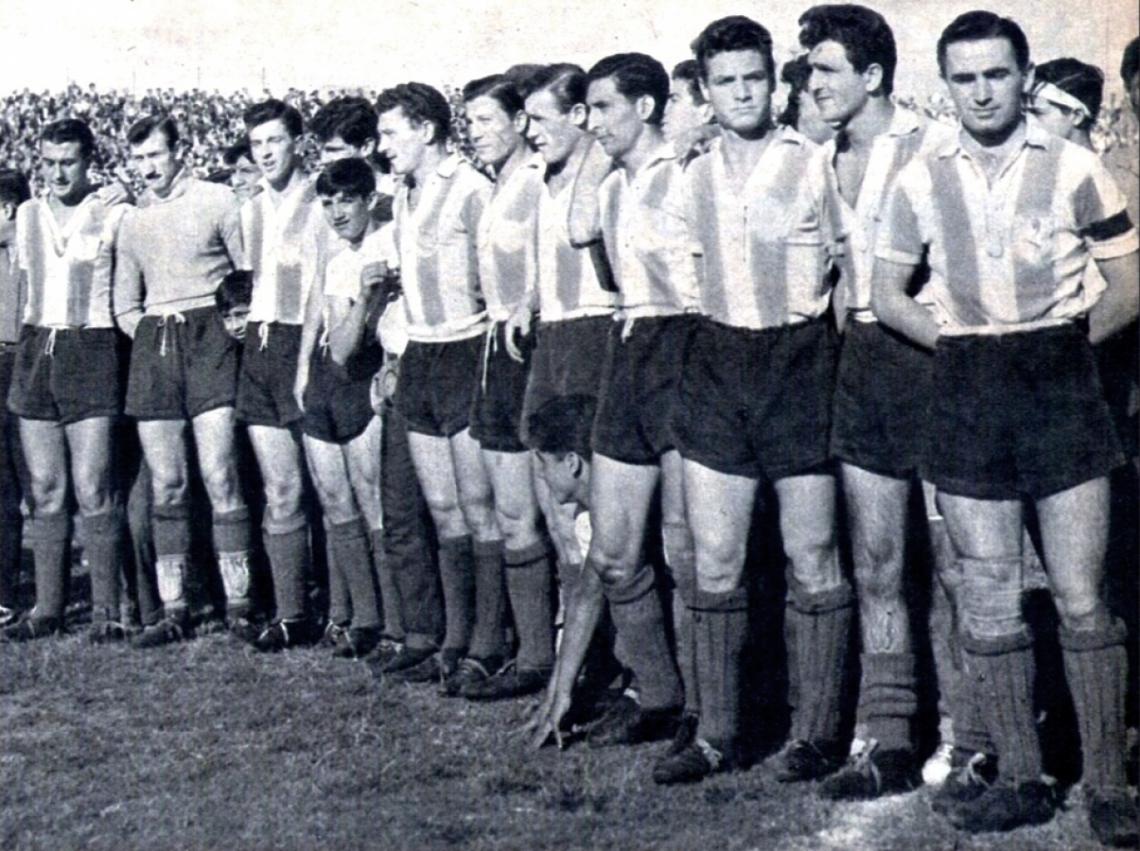 Imagen Racing Club, superado el gran ciclo riverplatense de 1952/57 fue otra vez campeón en 1958. Así formó la tarde que festejó la conquista en cancha de Lanús. De izquierda a derecha: Della Torre (DT), D'Amico (preparador), Reynoso, Negri, Anido, Murúa, Cap, Bono, Pedro Manfredini, Raúl Belén, Gianella, Corbatta, Juan José Pizzuti. Falta en la foto Rubén Sosa.