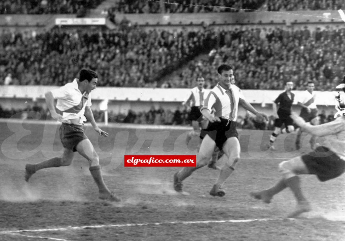 El uruguayo llegó a River en 1950 proveniente de Nacional, donde jugó entre 1946 y el año que llegó a Núñez.