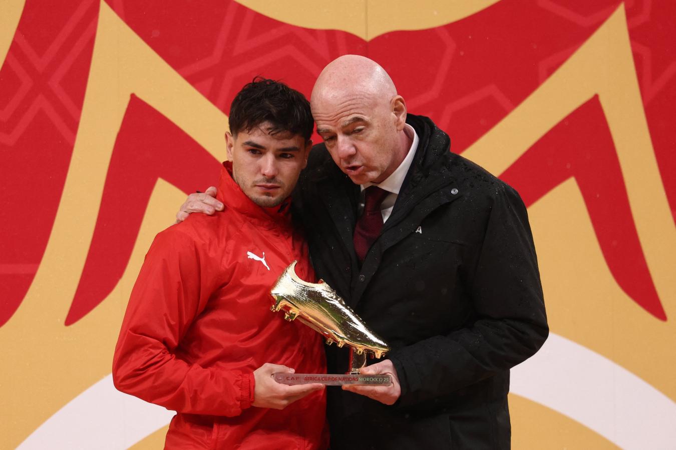 Imagen En medio de la tristeza, Brahim Díaz recibe el botín de oro de manos de Gianni Infantino.