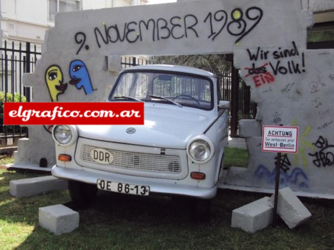 Imagen Simbólicamente, el auto atraviesa el muro