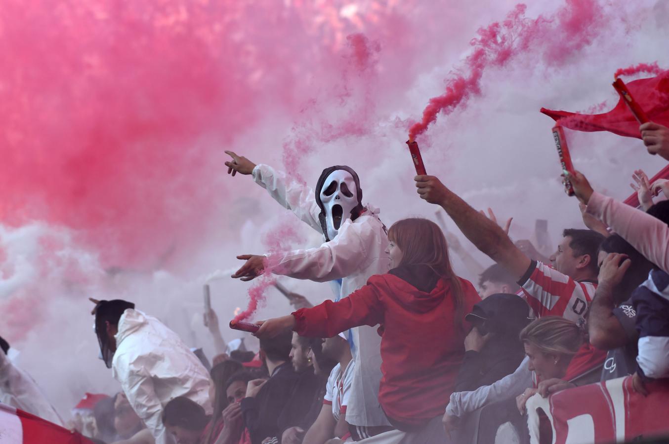 Imagen Los hinchas que se disfrazaron podrían ser sancionados. Foto: Fotobaires