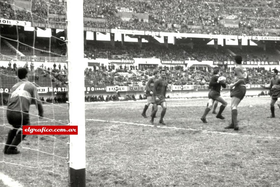 Roma con la pelota. Silvero custodia en la línea. Rattín atento. Boca, por momentos, pudo contener el ataque del conjunto europeo.